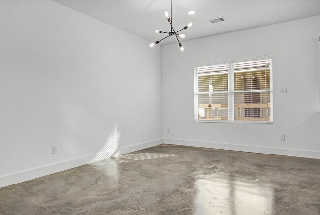 Building Photo - MOVE IN SPECIALS