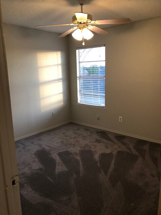 Building Photo - 909 NW Summercrest Blvd