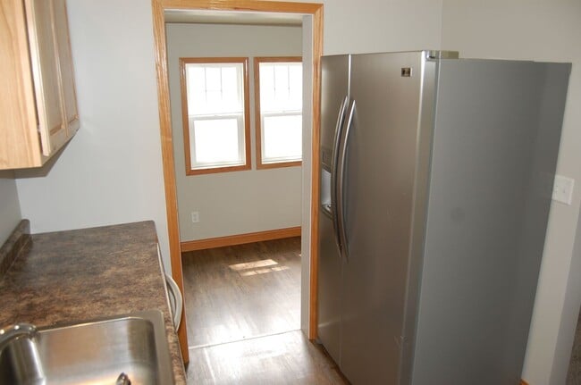 Building Photo - Cute & clean and close to campus!