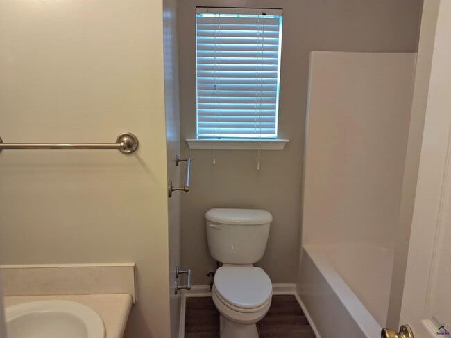 Building Photo - 105 Monticello Dr