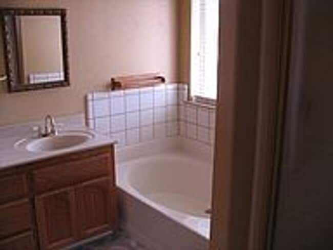 Building Photo - Beautiful 3/2 in Oak Knolls