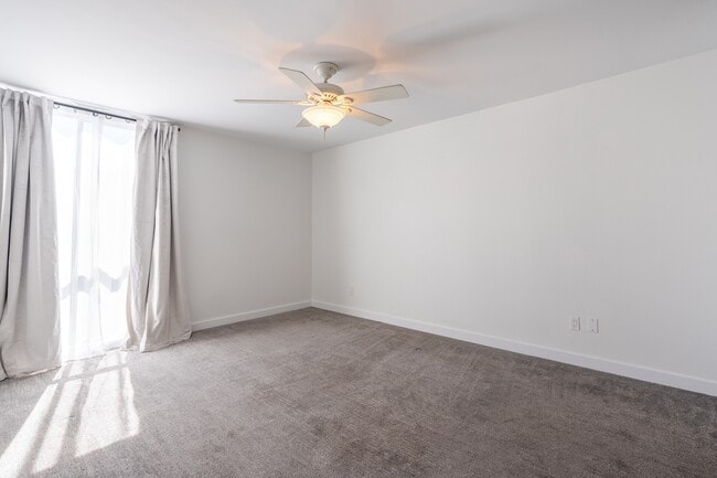 Building Photo - 6455 La Jolla BoulevardUnit 245 Ln