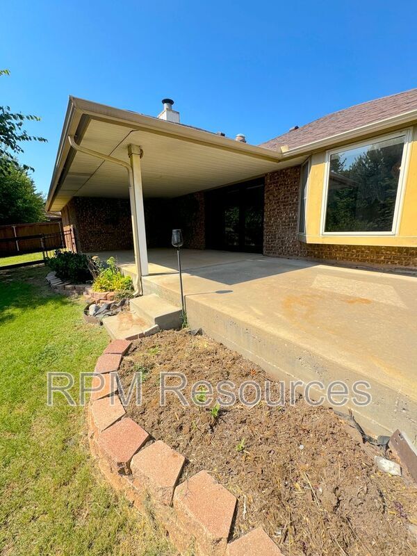 Building Photo - 12000 Hollyrock Dr