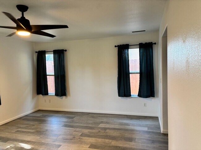Building Photo - BEAUTIFUL, SPACIOUS,  4 BEDROOM, 2 BATHROO...