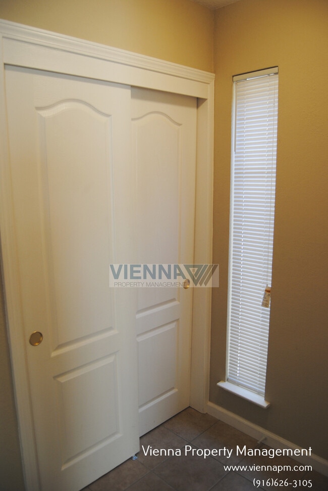 Building Photo - Fair Oaks Condo