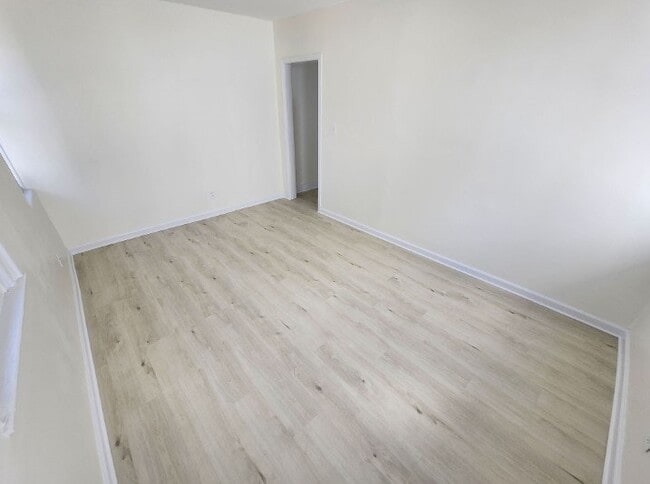 Building Photo - 348 W Queen Ln