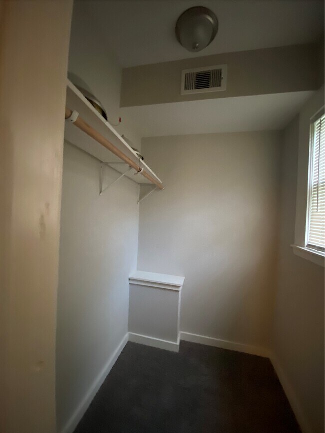 Building Photo - 121 Parker Ln