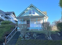 Building Photo - Loads 0f charm craftsman in Tacoma!