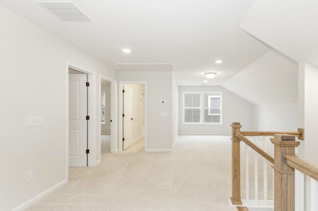 Building Photo - Beautiful 3 Bedroom 2.5 Bathroom Home in Windsor Crossing with Loft