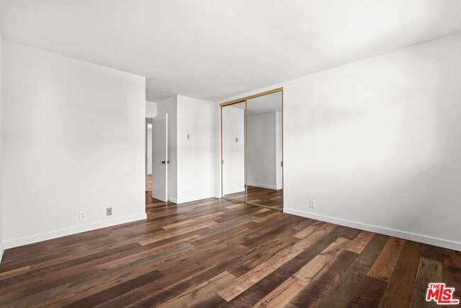Building Photo - 837 N W Knoll Dr