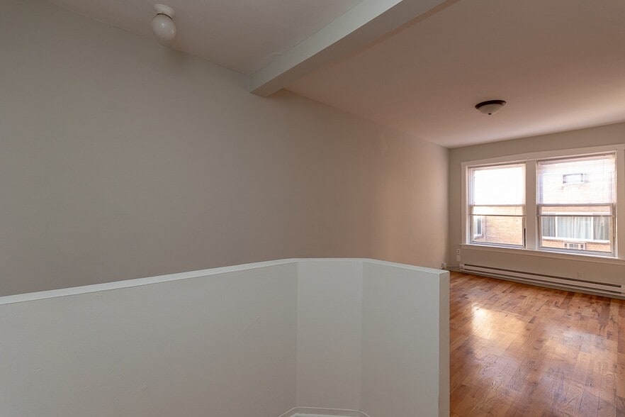 Building Photo - 516 W Melrose St