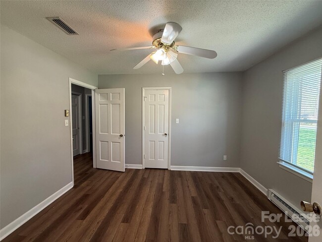 Building Photo - 851 Fieldstone Rd