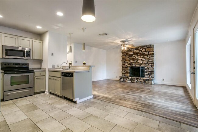 Building Photo - 2313 La Casa Dr