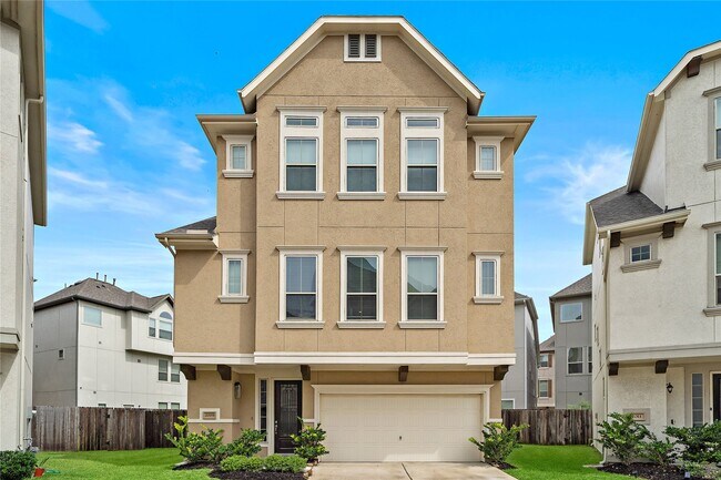Building Photo - 2009 Royal Landing Dr