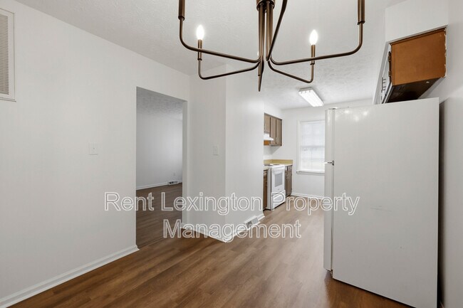 Building Photo - 3215 Aqueduct Dr