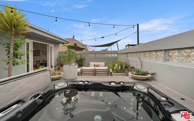 Building Photo - 131 Mast Mall