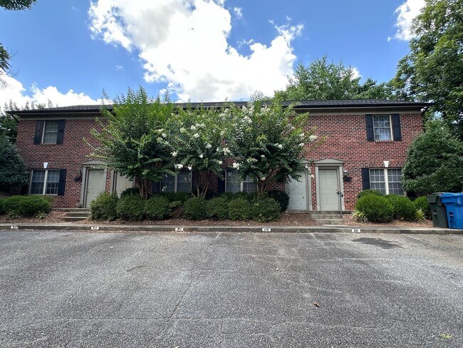 Building Photo - 2 Bed, 1.5 Bath Townhome in Prime Location...