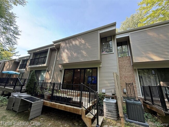 Building Photo - 1403 Oakbrook E Dr