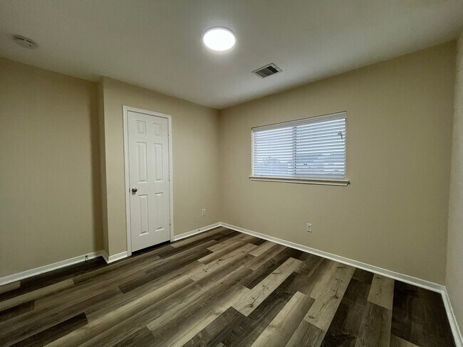 Building Photo - 20702 Settlers Lake Cir N