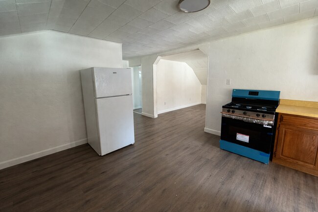 Building Photo - 7547-7549 E Lake St