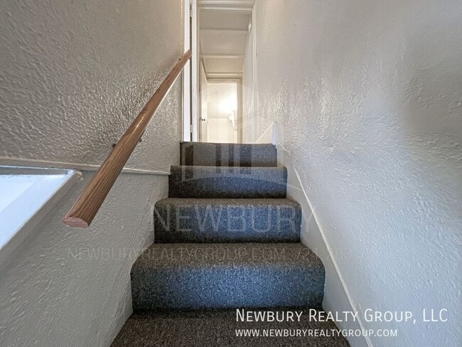 Building Photo - 29 Hickory St