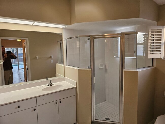 Building Photo - 627 25th Dr E