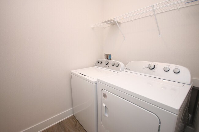 Building Photo - Stunning Modern 4-Bed, 2-Bath Home in Arbor Ridge – High Ceilings, Open Floor Plan, Granite Kitch...