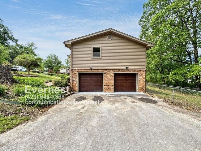 Building Photo - 3-Bedroom, 2-Bathroom Home with Basement a...