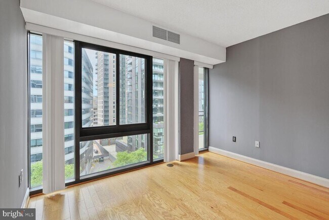 Building Photo - 1530 Key Blvd