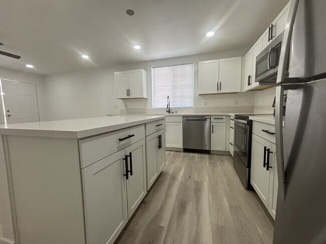 Building Photo - Fully remodeled and spacious 2 bed/2 bath with a den available- Las Vegas