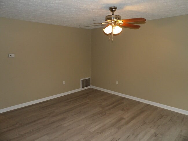 Building Photo - 244 Meadowview Dr