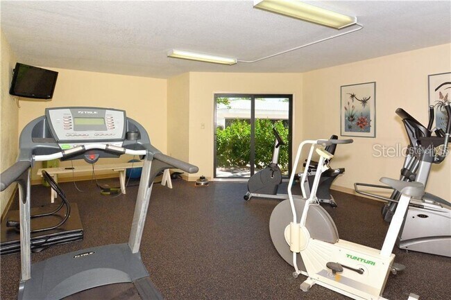 Building Photo - 1050 Longboat Club Rd