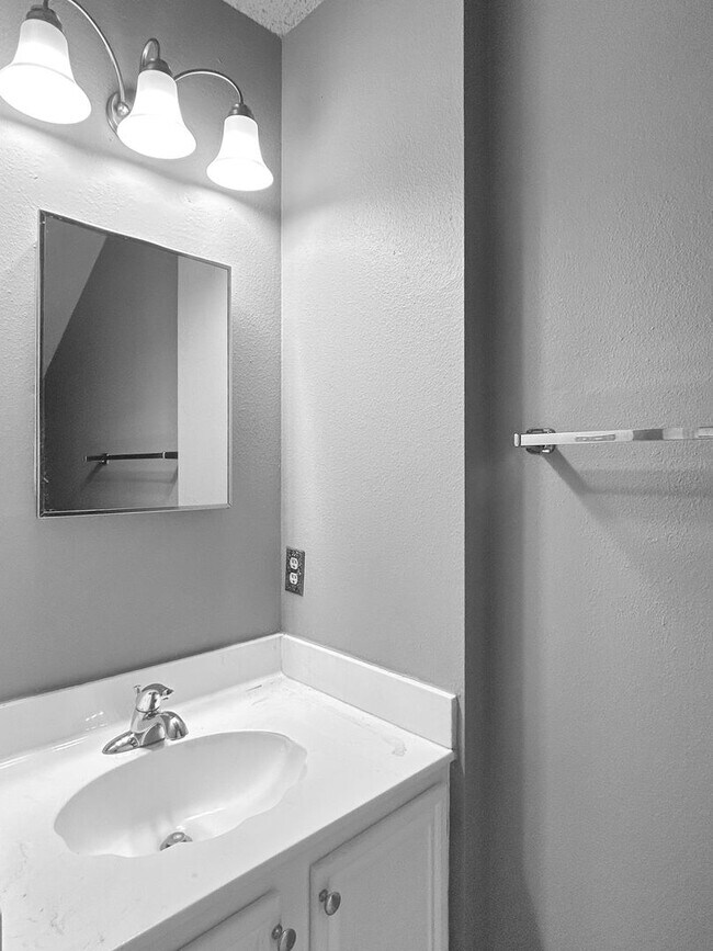 Building Photo - Freshly Updated 4-Bedroom Home with Pool, Fireplace & New Flooring in Universal City