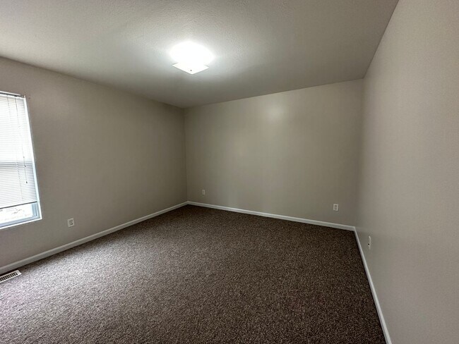 Building Photo - 3105 W Michigan - 6 Bed/3 Bath Townhouse Near WMU