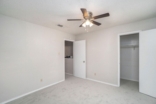 Building Photo - 3301 Aurora St