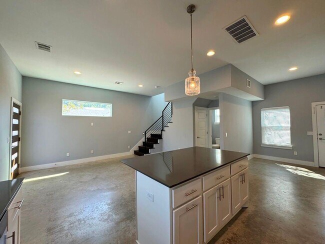 Building Photo - 6201 Felix Ave