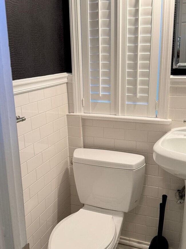 Building Photo - Stunning Home, Great Location, and More!