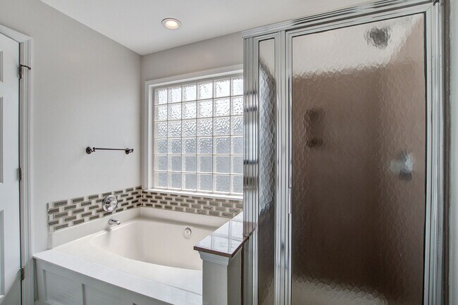 Building Photo - 207 N Pembroke Dr