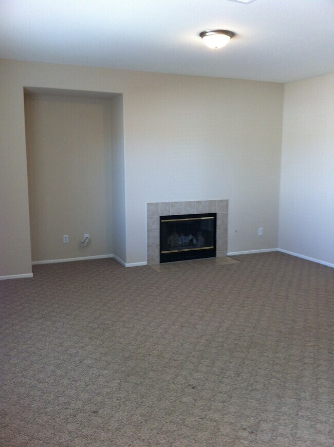 Building Photo - Beautiful 4 bedroom home in Eagle Ranch!