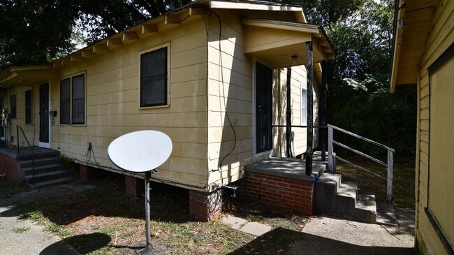 Building Photo - Housing Authority Vouchers Accepted !! 2-bedroom, 1-bathroom DUPLEX located in Mid City North, Ba...