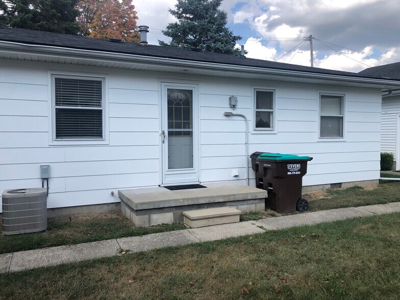 Building Photo - 106 E 2nd St