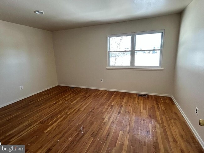 Building Photo - 60 Stonegate Dr