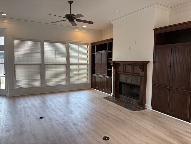 Building Photo - Great Gated Community Home