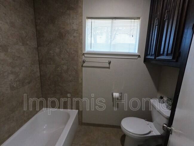 Building Photo - 430 Ridgewood Dr