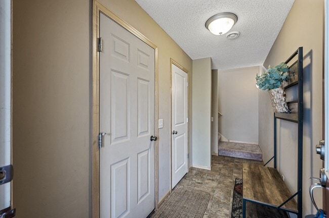 Building Photo - Spacious 3-Bedroom Townhome in Prime Savage/Prior Lake Location