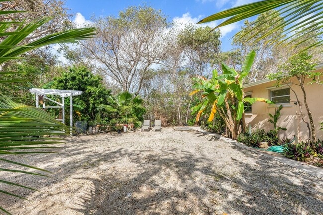 Building Photo - Charming 2-Bedroom Home for Rent in Big Pine Key