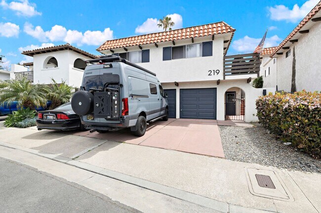 Building Photo - 219 Avenida Santa Barbara