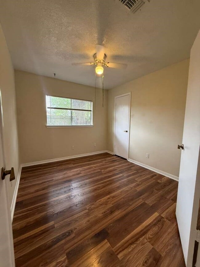 Building Photo - 10550 Walnut Glen Dr