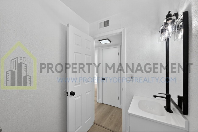 Building Photo - Charming 2-Bed Hideaway in Sacramento – Your Perfect Urban Retreat!