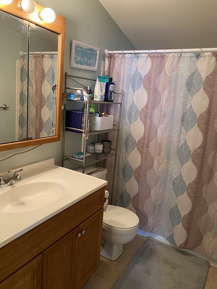 Full bathroom upstairs - 1240 S Reed St